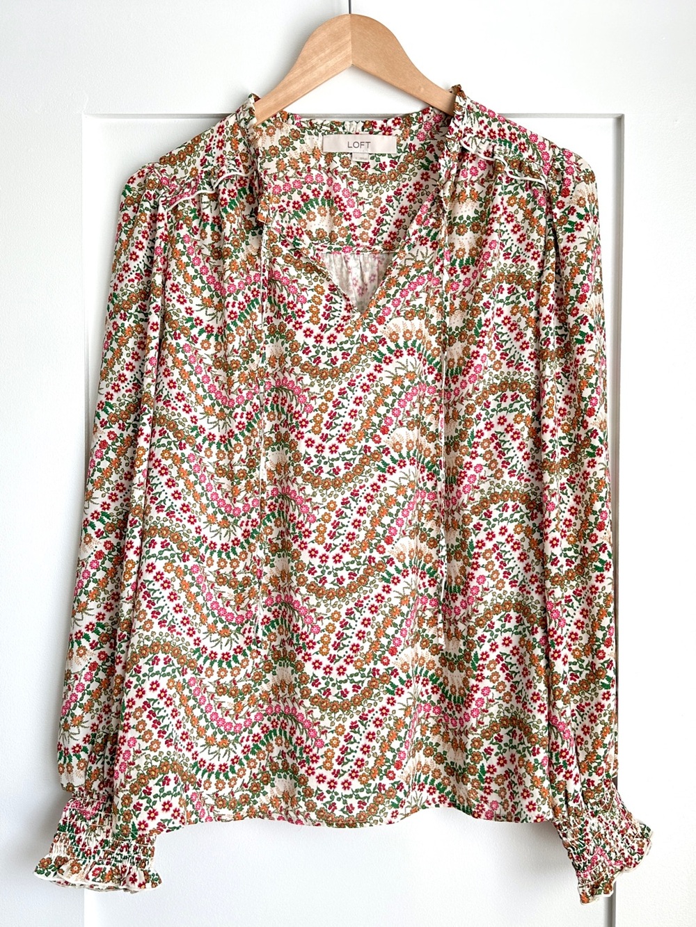 LOFT White Floral Split Neck Long Sleeve Blouse Size Large Ruffle Accents Flowy